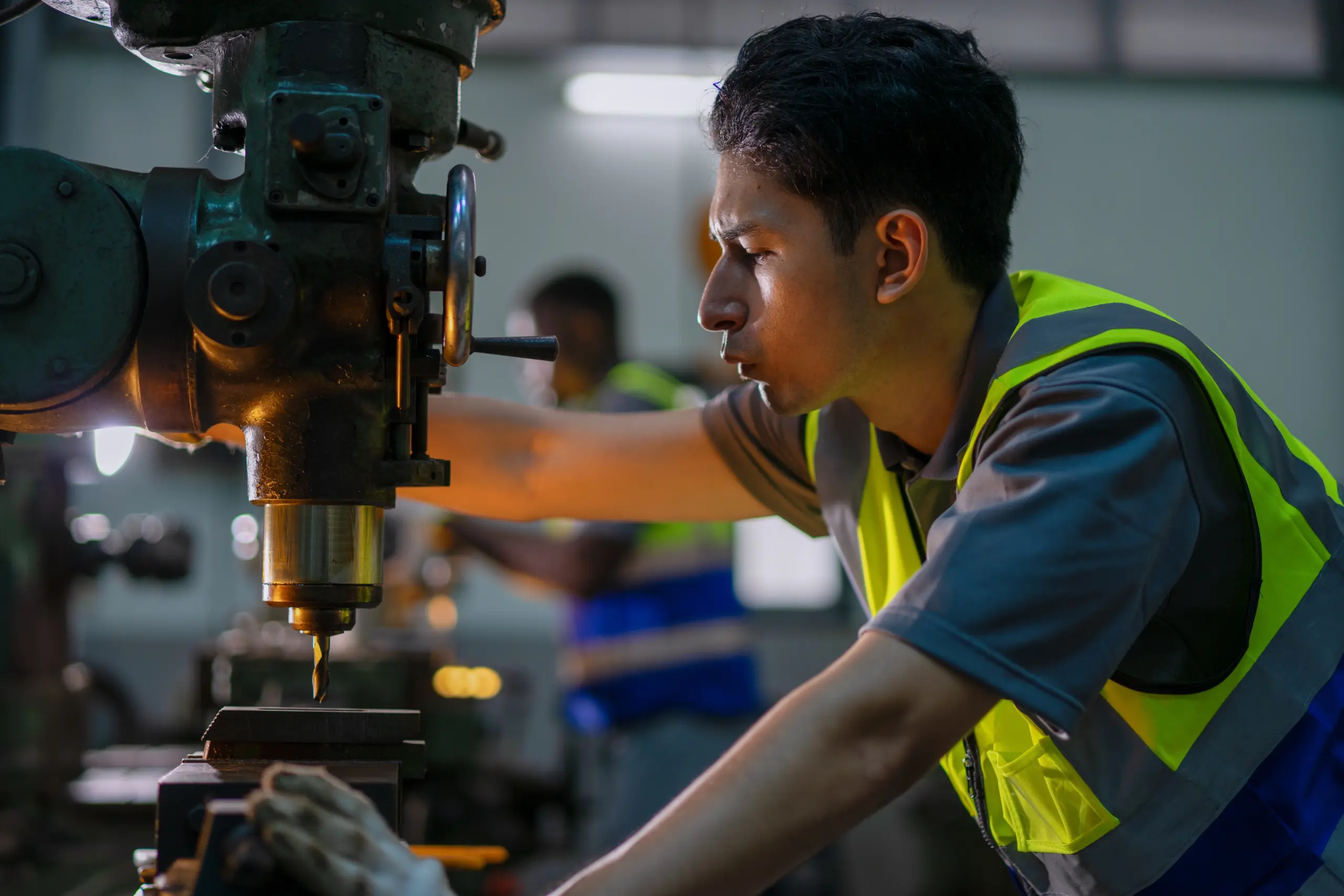 Trabajador especializado operando fresadora de precisión en planta de manufactura industrial en Nuevo León, México